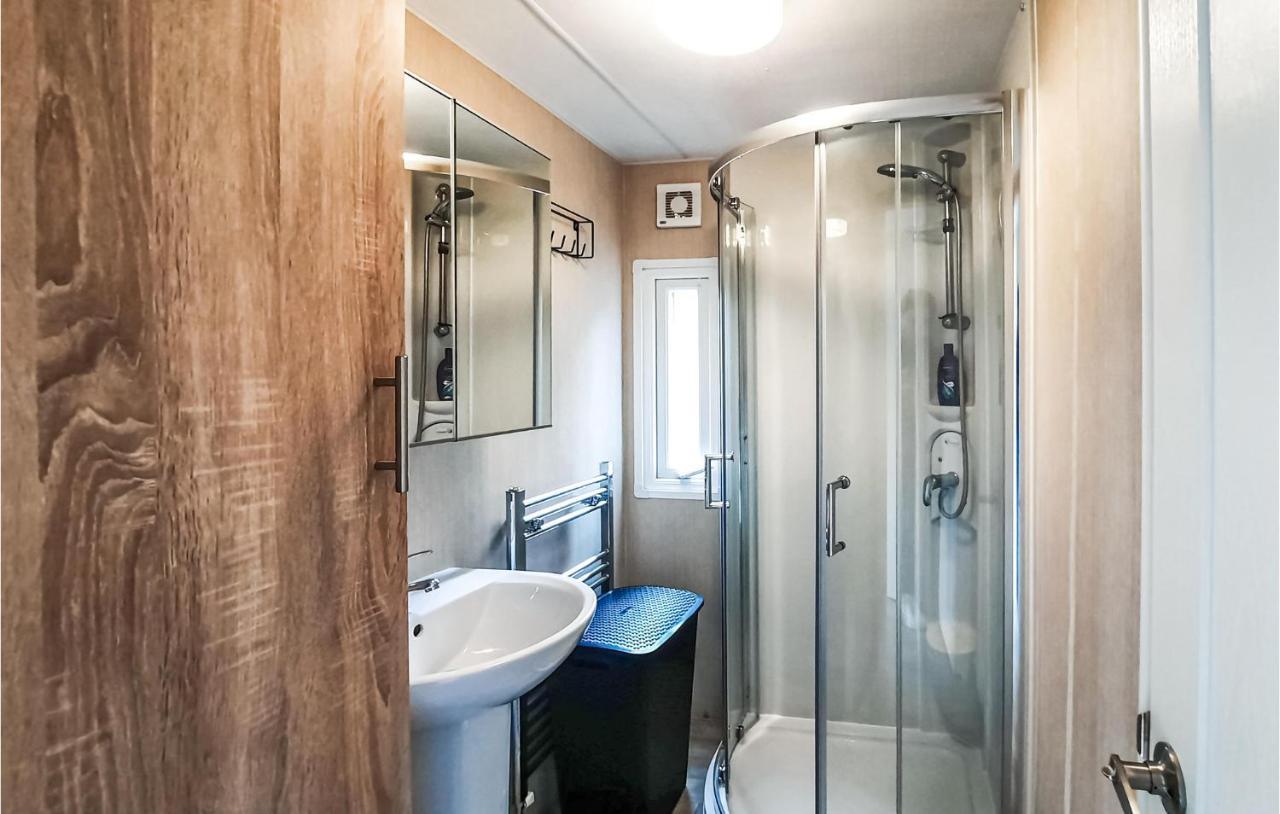 3 Bedroom Beautiful Home In Heinkenszand Exterior photo